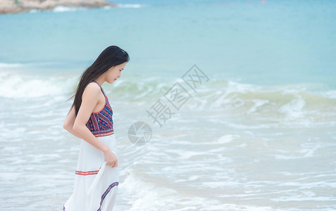 海浪上的美女深圳桔钓沙沙滩上的少女背景