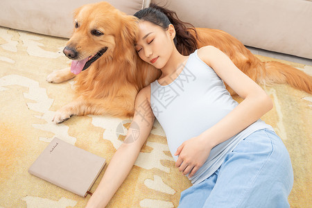 孕妇与狗孕妇躺在狗狗身上睡觉背景