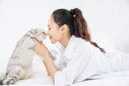 主人宠物年轻美女和宠物猫在家嬉戏背景