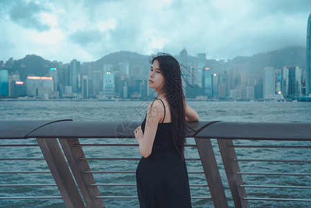 香港维多利亚港旅行的少女图片