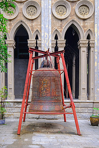 武汉著名寺庙古德寺的大钟哥特风格高清图片素材