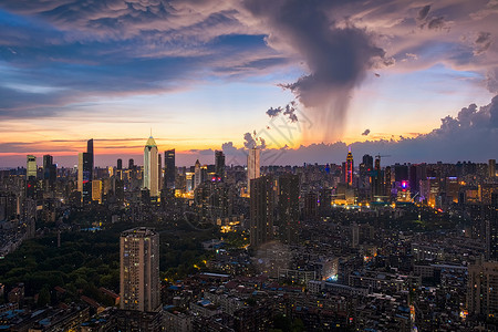 台风暴雨极端天气下的城市夜景风光高清图片