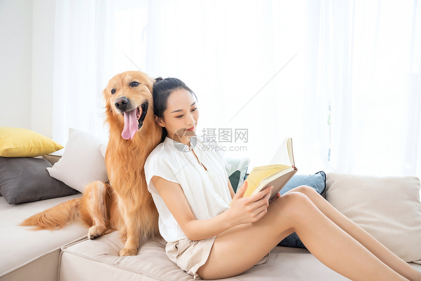 美女主人与宠物狗相伴看书图片