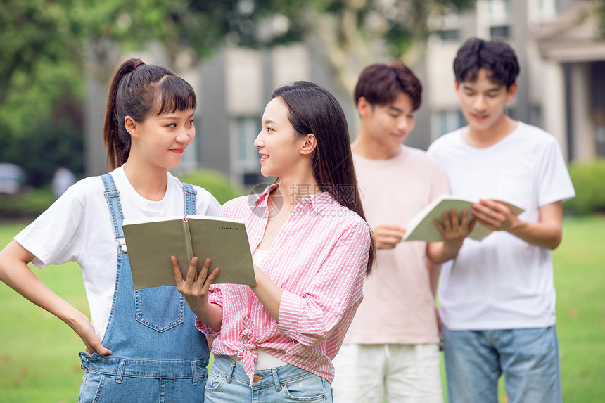 大学生户外学习交流图片