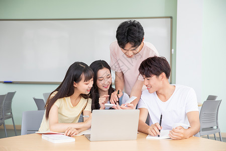 大学生教室笔记本电脑学习图片