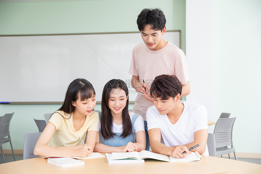 大学生学习交流交谈图片