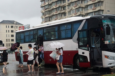 2019年8月9日上海，利奇马台风天气公交出行的市民【媒体用图】背景图片