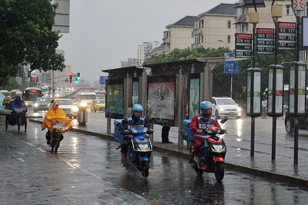 2019年8月10日上海，利奇马台风天气小哥雨中送外卖【媒体用图】背景图片