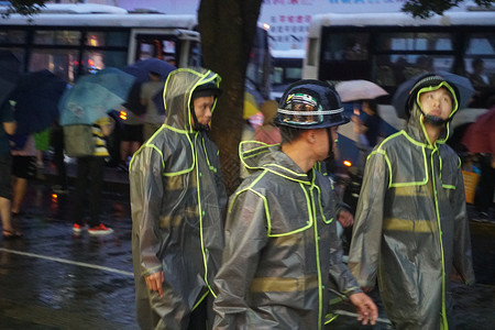 2019年8月9日上海，利奇马台风突袭消防员出行排查安全隐患【媒体用图】（仅限媒体用图使用，不可用于商业用途）背景图片