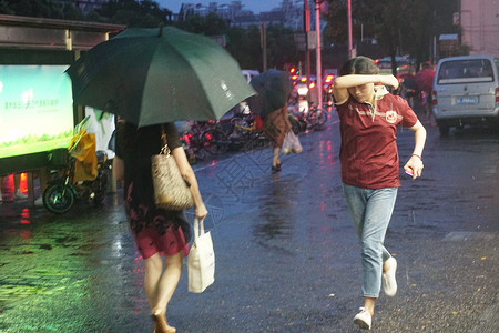 雨中跑步上海台风雨中奔跑高清图片