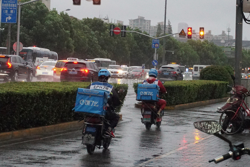 2019年8月9日，台风突袭上海外卖小哥风雨中送餐【媒体用图】图片