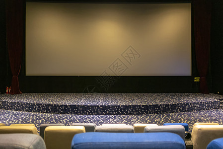 电影院放映厅整齐的座椅和荧幕场地高清图片素材