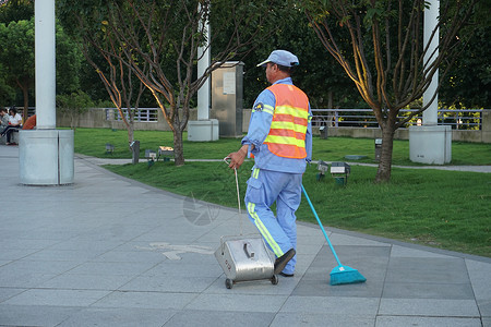 公园清洁工上海外滩的环卫工人【媒体用图】（仅限媒体用图，不可用于商业用途）背景
