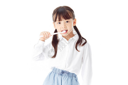 可爱小女孩拿牙刷刷牙背景图片