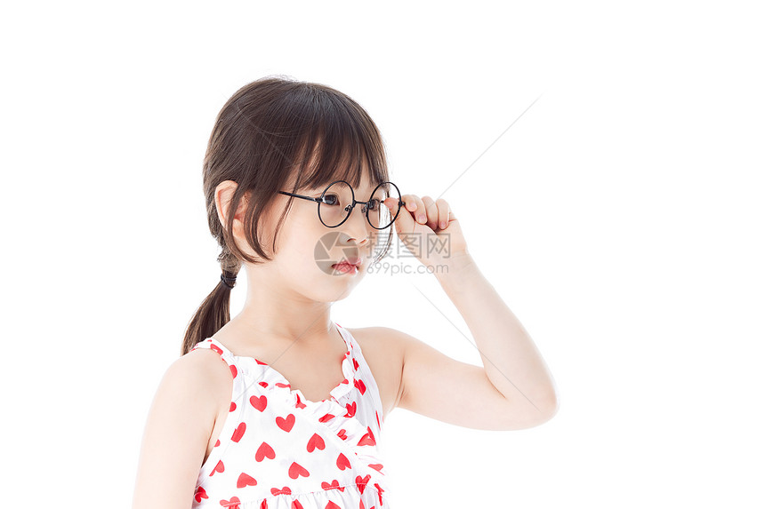 小女孩戴眼镜侧面形象图片