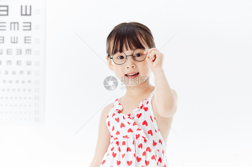 可爱小美女戴眼镜形象图片