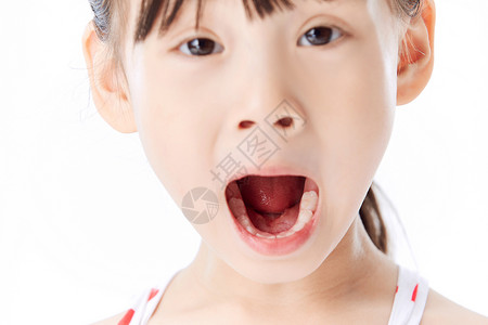 小女孩张嘴巴检查牙齿背景