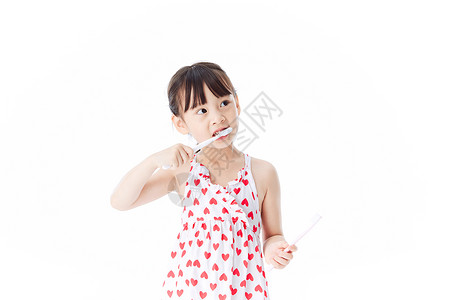 可爱小女孩拿牙刷刷牙背景图片