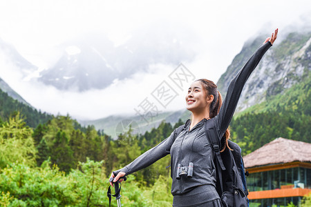 顶着荷叶女孩运动女生拥抱大自然背景