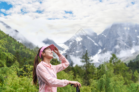 登山女生享受自然图片