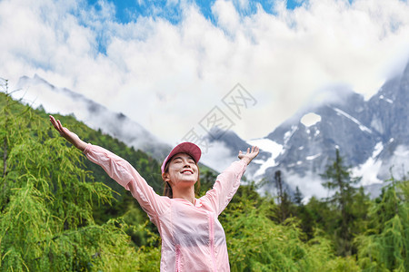 顶着荷叶女孩运动女生拥抱大自然背景