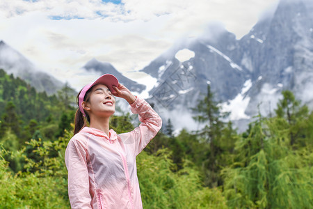 运动女生拥抱大自然高清图片