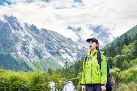 运动女生拥抱大自然登山顶高清图片素材