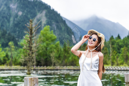 带草帽墨镜旅行的女生高清图片