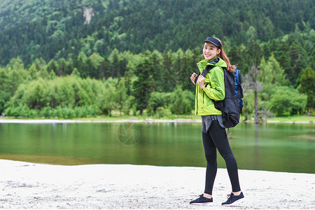 背包登山的女生图片