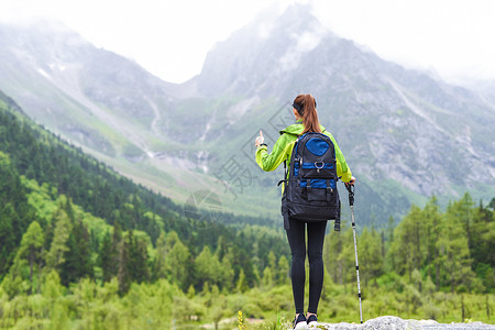 登山装备图标远行登山的女生背景