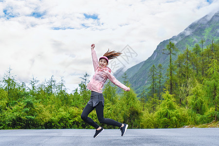 运动跳跃的女生图片