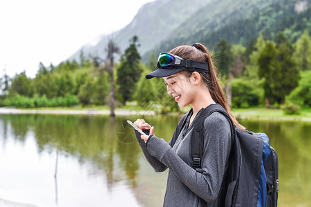 登山玩手机的女生图片