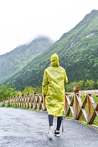 雨衣背景徒步穿雨衣的女生背景