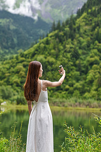 自拍的女生背影背景图片