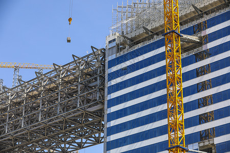 钢结构建筑建设工地的建筑和塔吊背景