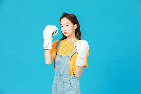 活力青年女性拳击手套活力时尚少女打拳击背景