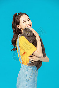 笑着的猫活力时尚少女抱着猫背景