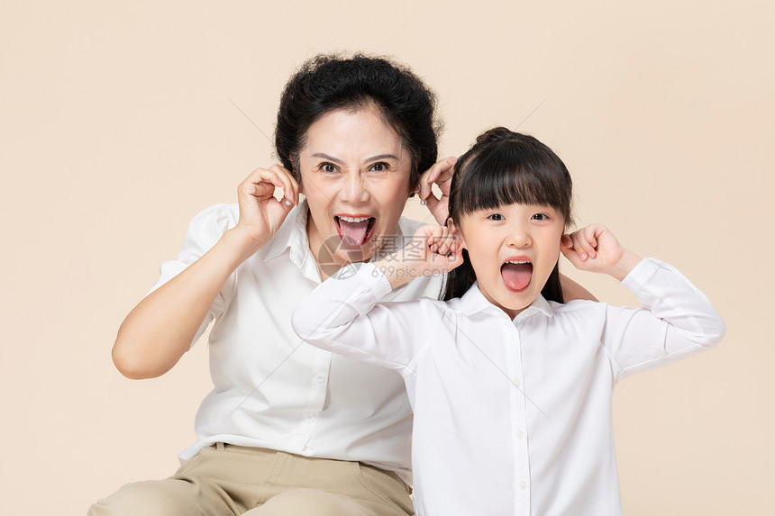 奶奶和孙女一起做鬼脸图片