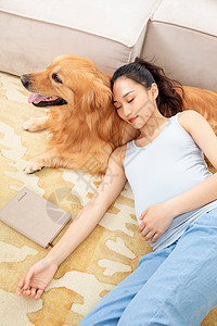 孕妇躺在宠物狗身上睡觉高清图片