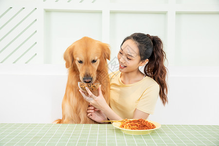 美女用餐美女主人和宠物狗一起吃饭背景