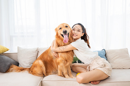 美女金毛犬宠物生活图片