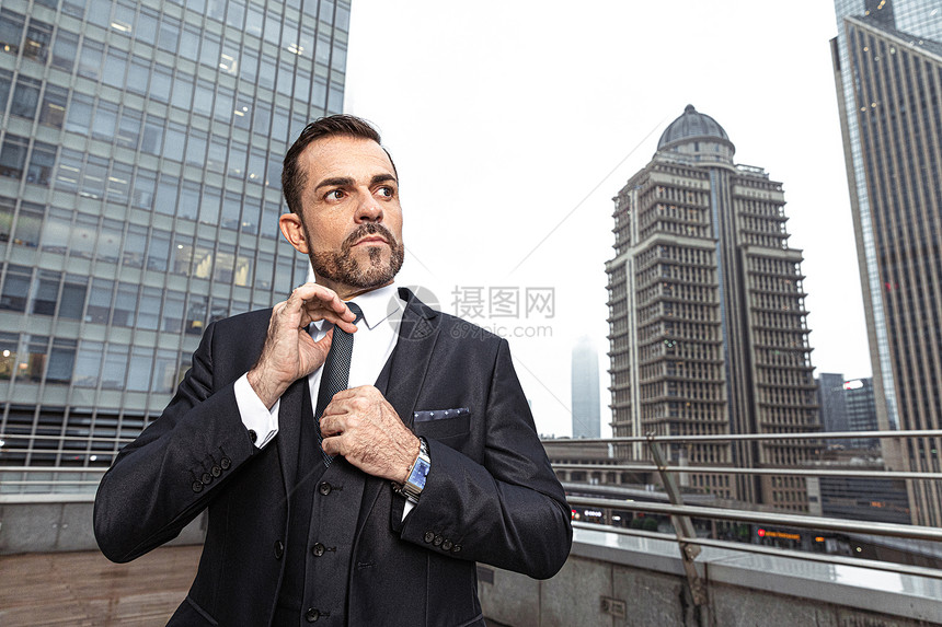 外国商务男模整理领带图片
