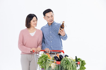 中年夫妇超市购物买菜图片