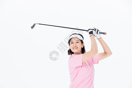 中年女性挥杆打高尔夫球背景图片