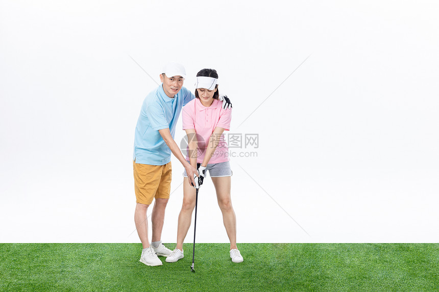 中年夫妻打高尔夫球图片