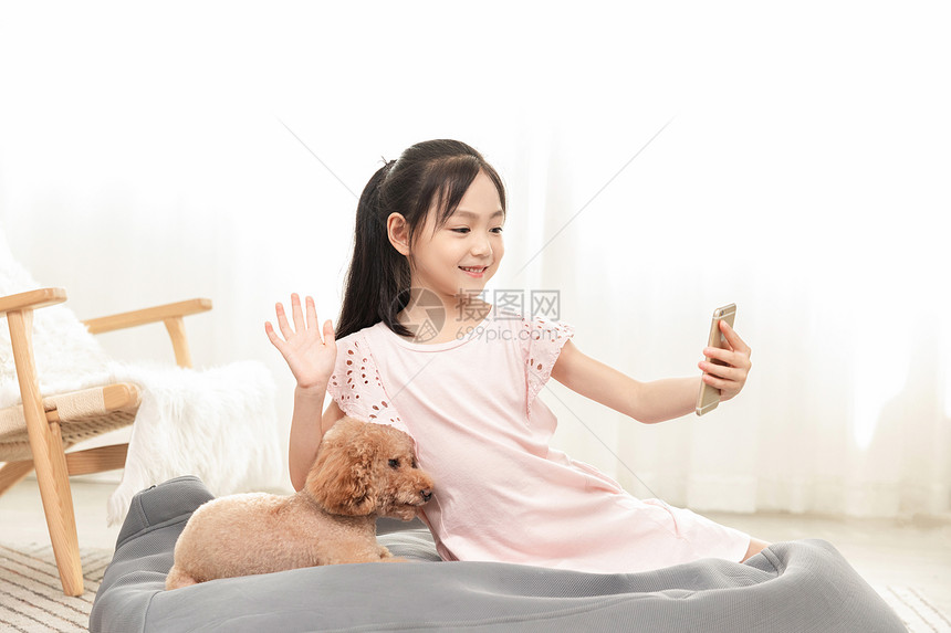 小女孩和狗狗一起自拍图片