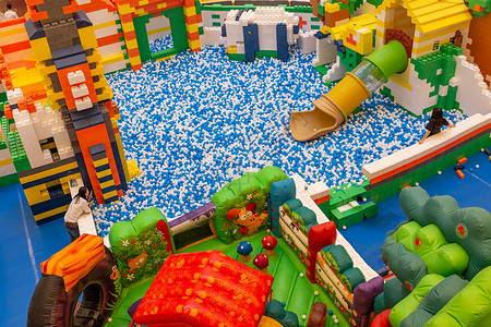 乐高矢量图商场里面的室内儿童游乐场背景