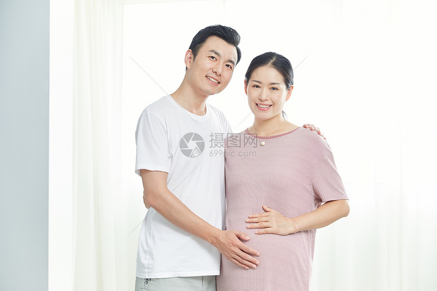 孕妇和丈夫居家生活图片