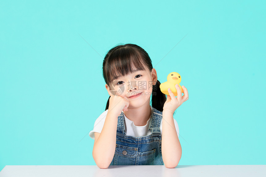 小女孩拿着小黄鸭图片