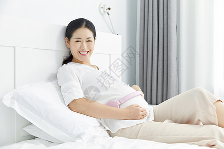 孕妇给宝宝听音乐图片